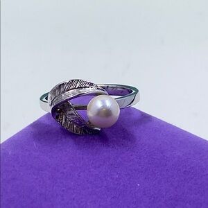 💛 Elegant Silver Pearl Leaf Ring